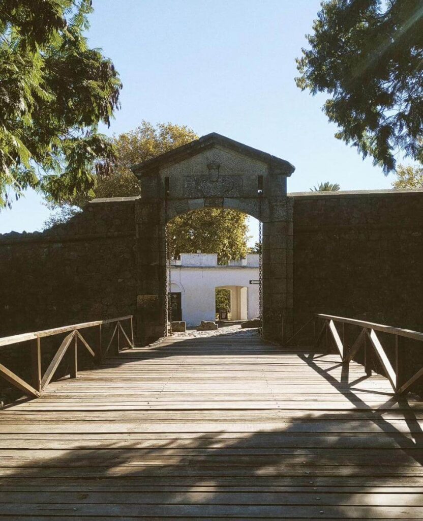 Portón de Campo, entrada al casco histórico de Colonia