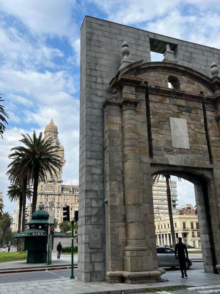 Puerta de la Ciudadela, Plaza Independencia de Montevideo