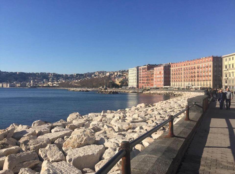 Cosas para hacer en Nápoles: recorrer el  Lungomare Caracciolo.