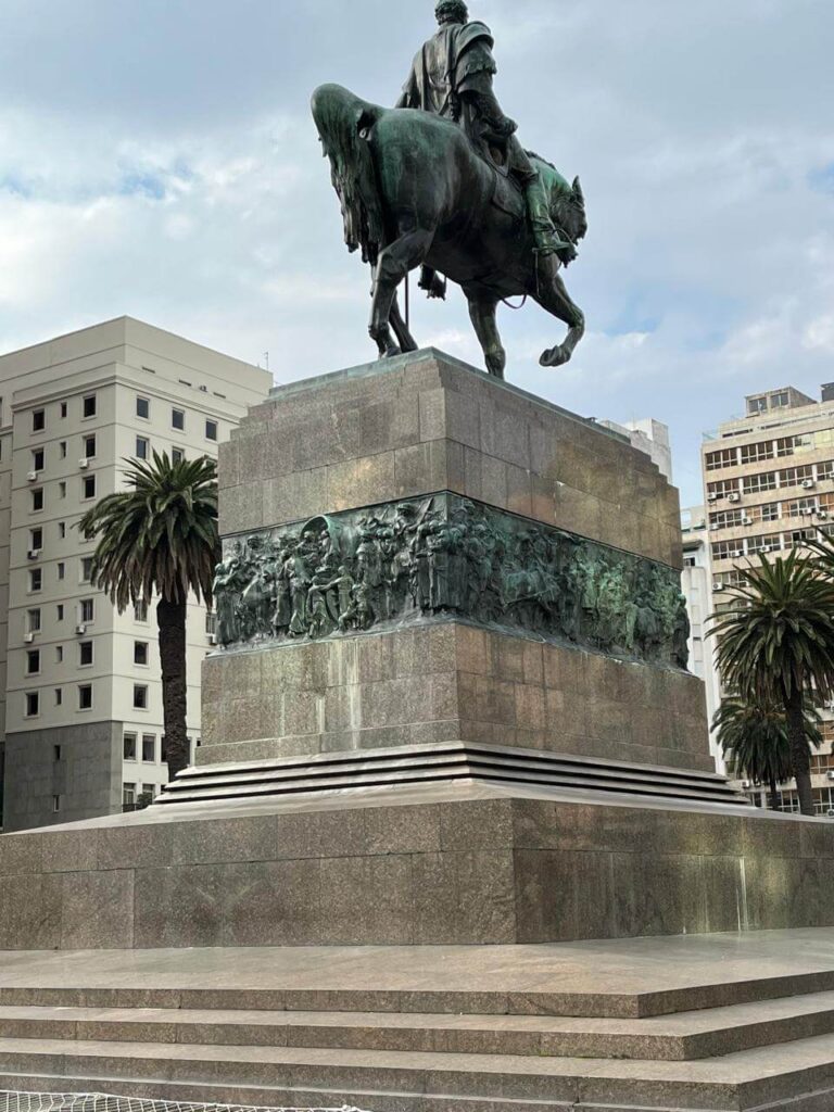 Recorrido a pie por la Ciudad Vieja: Monumento y Mausoleo en honor a Artigas