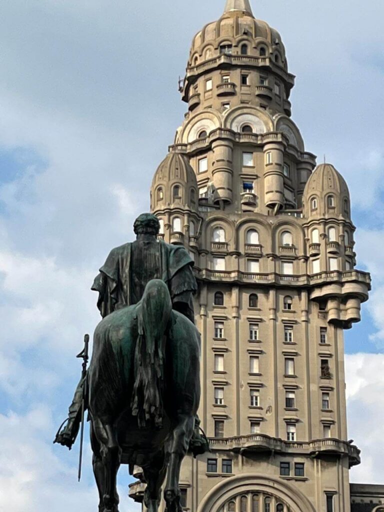 Monumento a Artigas y Palacio Salvo