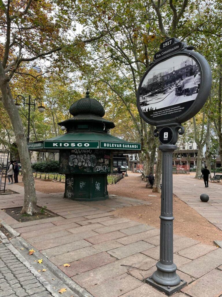 Recorrido a pie por la Ciudad Vieja de Montevideo: Plaza Matriz