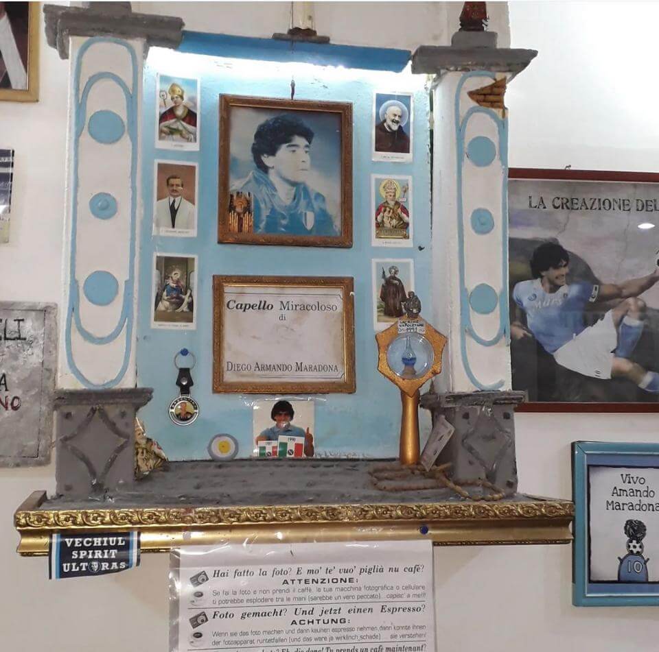 Altar a Diego Maradona en el Bar Nilo, en Nápoles