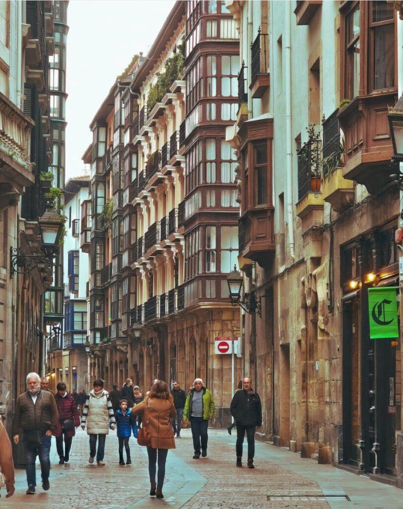 Bilbao en un día: recorrer las Siete Calles en el Casco Viejo.