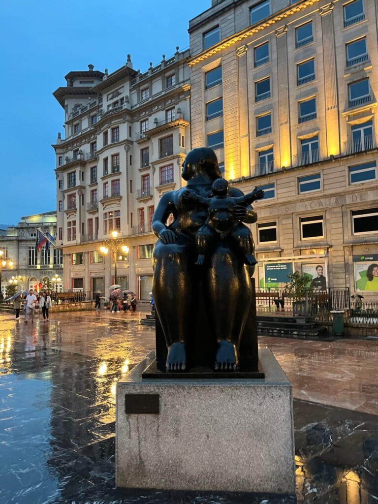 La Maternidad de Botero en el casco viejo de Oviedo